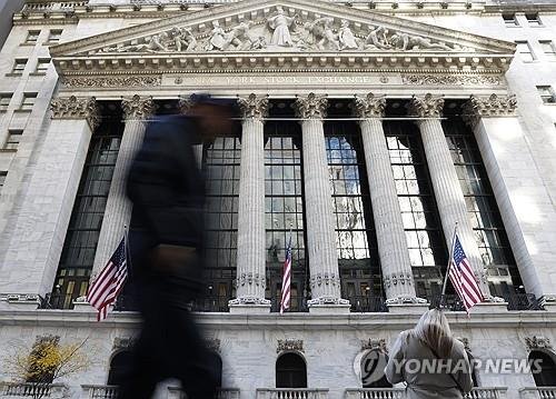 월가를 지나가는 행인