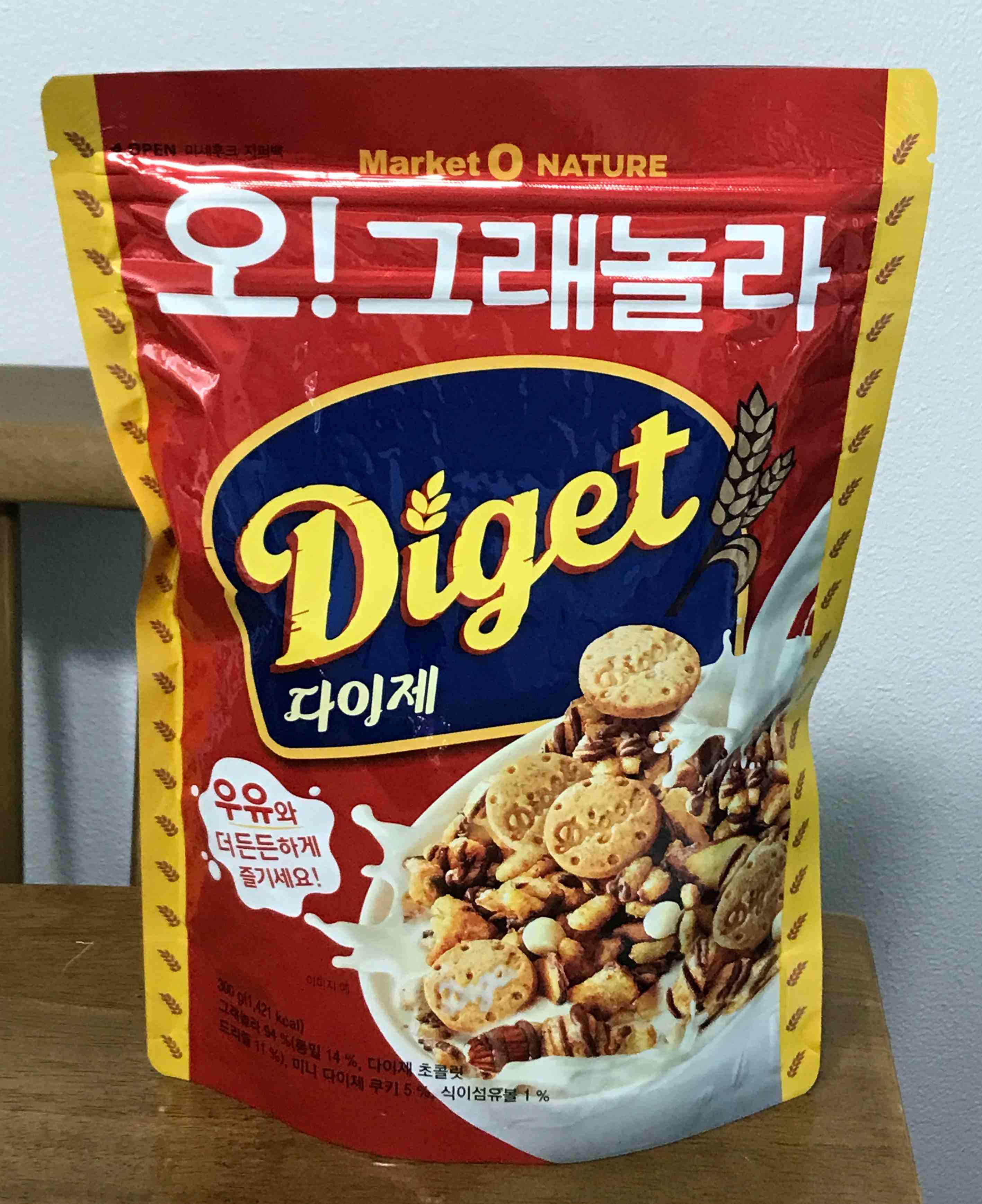 오 그래놀라 다이제 시리얼 봉지 앞면. 빨간색에 노란색이 섞인 디자인입니다.