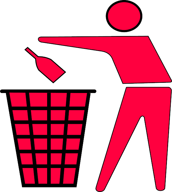 병을쓰레기통에버리는사진