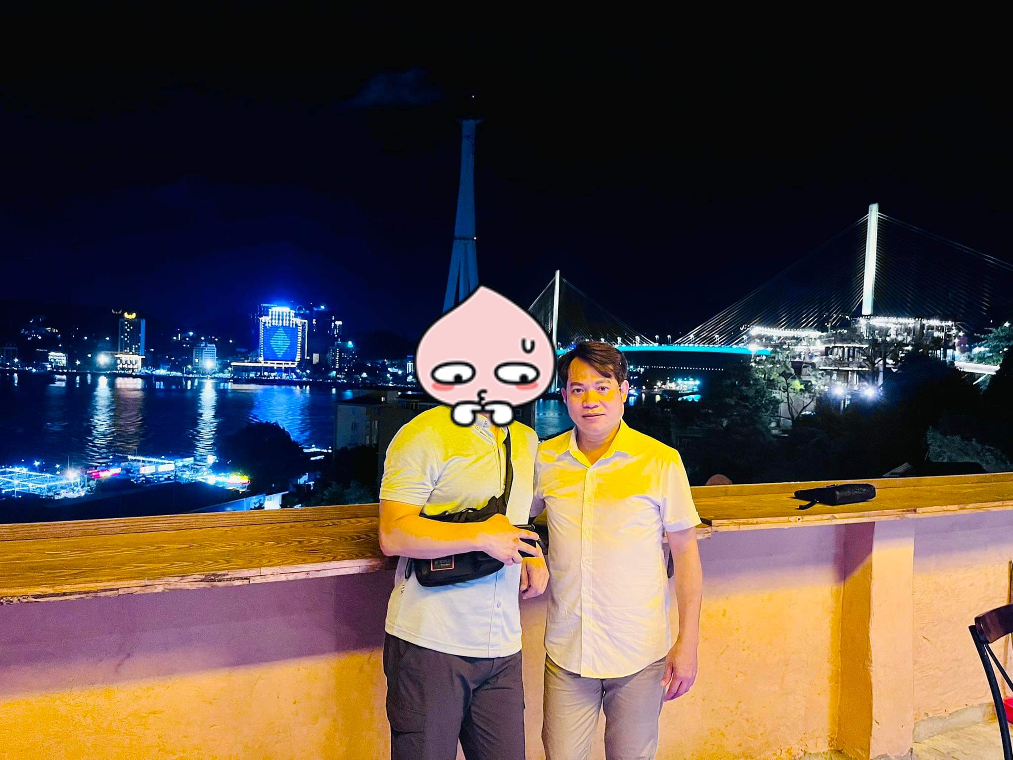 교장샘 형님과 카페에서 바다를 배경으로 셀피