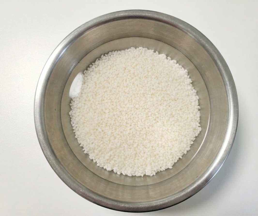 보라카이의 감성 식탁 스탠 보울에서 쌀을 불리는 침지 과정과 수분 팽윤 단계