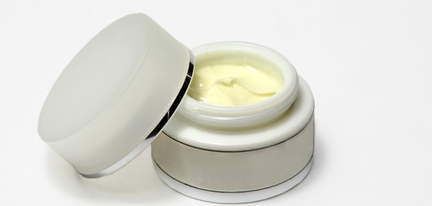 크림 로숀의 뚜껑을 열어서 반쯤 걸쳐놓은 사진