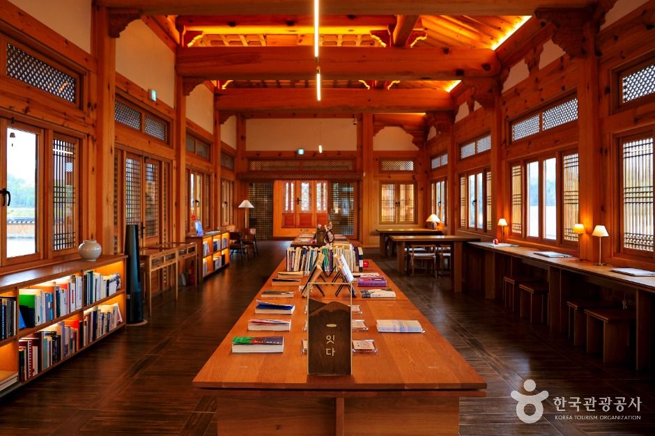 연화정도서관 내부의 따뜻한 우드톤 인테리어