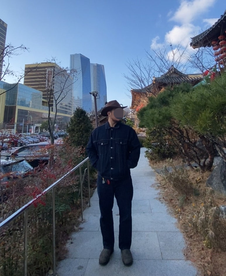데일리룩('25. 12. 14.)유니버셜 케미스트리 페도라 카우보이모자 웨스턴모자, 무신사스탠다드 생지 데님트러커재킷, 무신사스탠다드 생지 데님팬츠, 블런드스톤 585 러스틱브라운