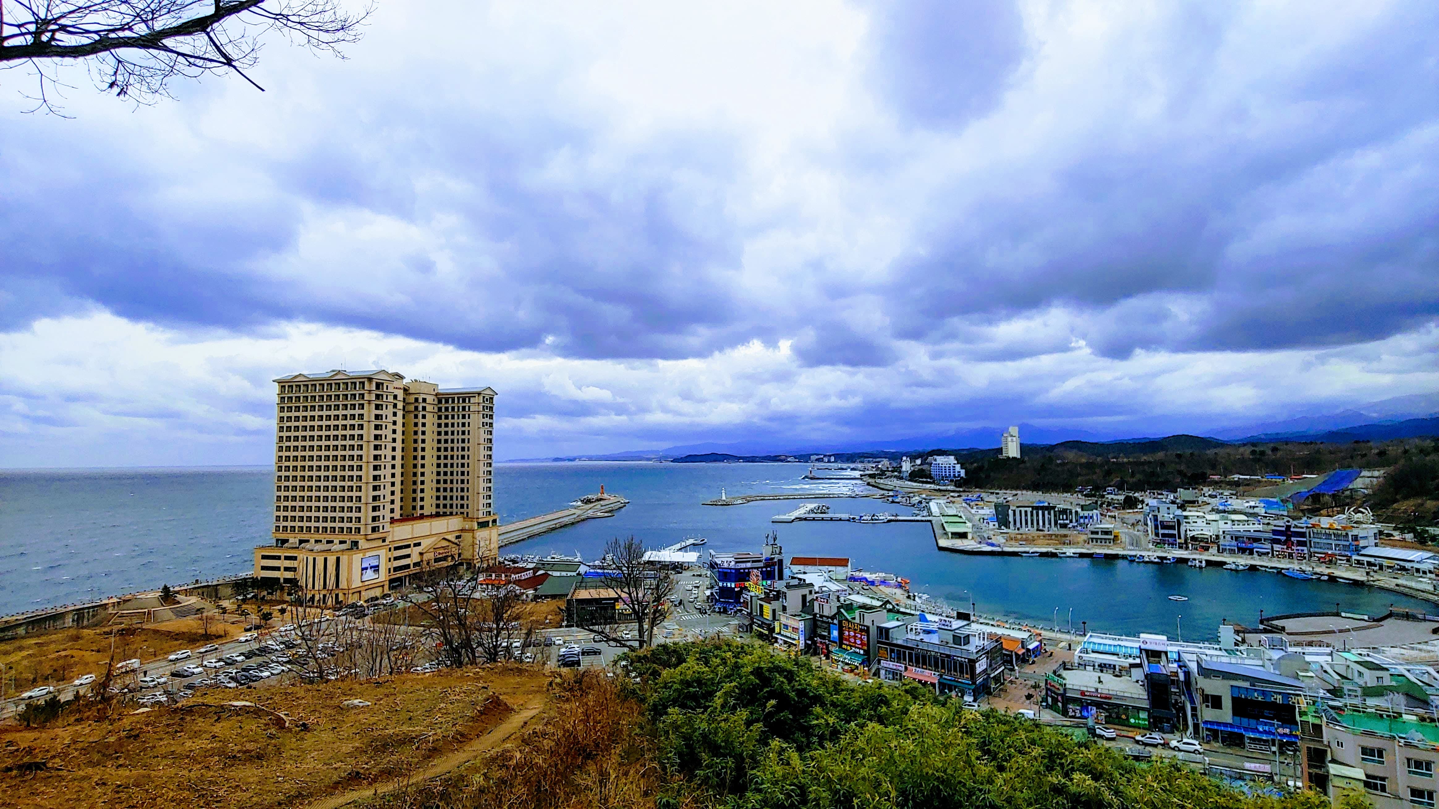 높은 곳에서 내려다본 속초 항구 + 바다