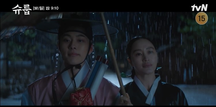 빗속에서 함께 걸어가는 계성대군과 중전