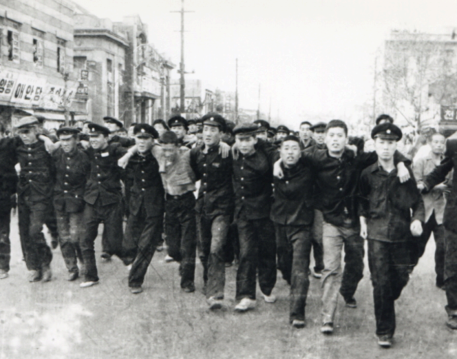 38민주의거 거리로 나선 학생들