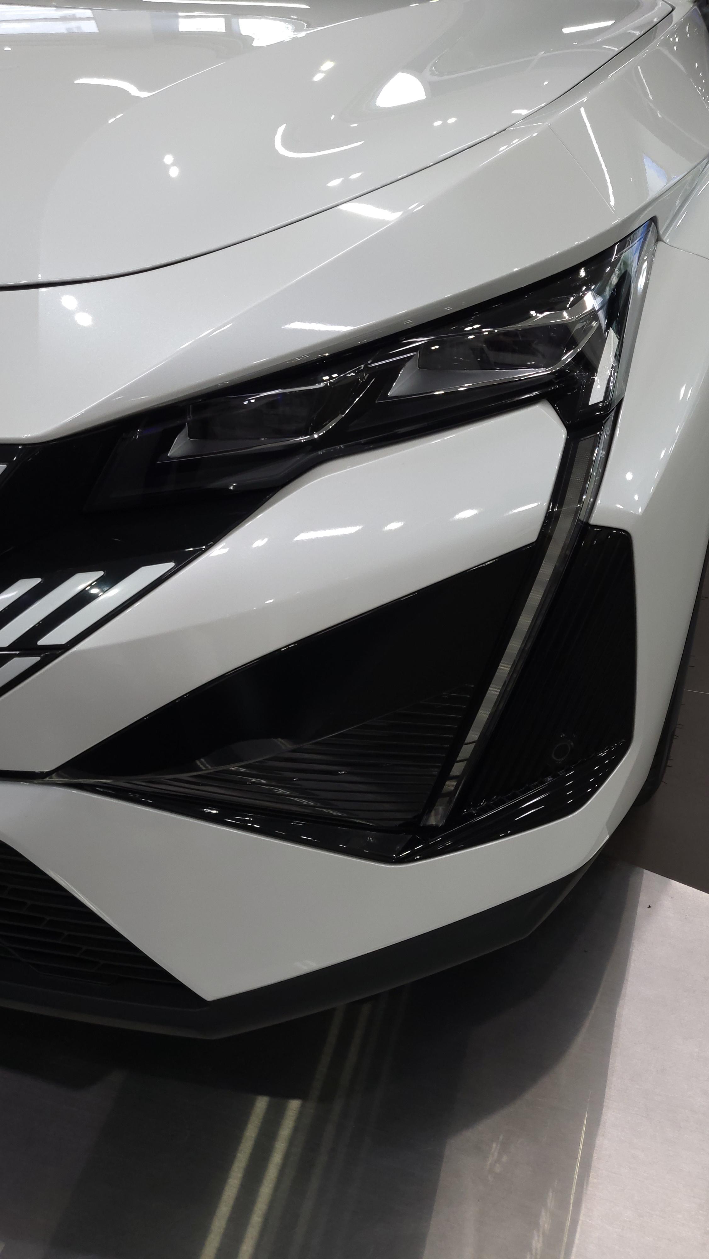 푸조 408 헤드라이트