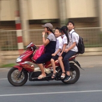 베트남에서-헬멧도-안쓰고-엄마가-아이-세명을-오토바이에-태우고-가는-모습