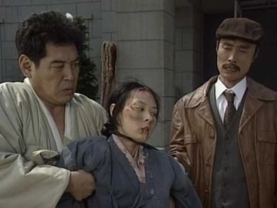 전성기때의 조형기 방송활동 모습으로 SBS 드라마 야인시대에 출연했던 모습입니다.