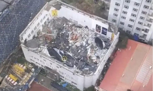 중국 중학교 체육관 지붕 붕괴로 11명 사망... 대부분 어린 배구선수들 VIDEO: China gymnasium roof collapse kills students
