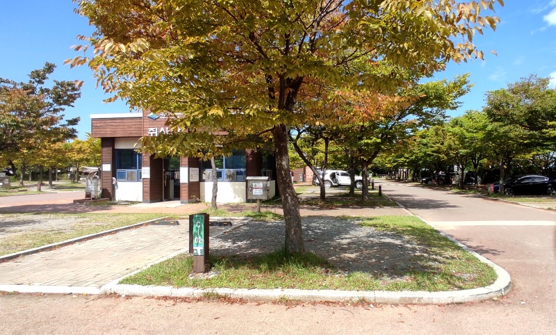 커다란나무와 취사장이 보이는 C-02