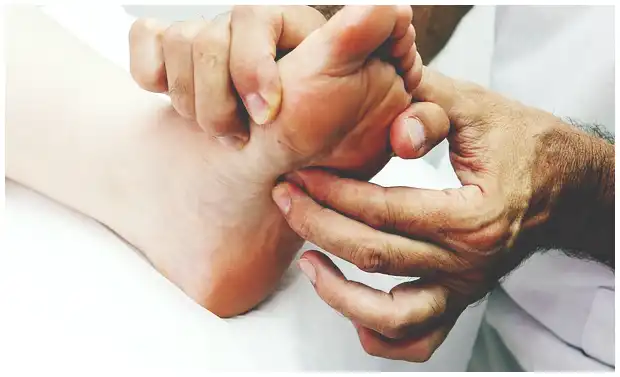 족저 근막염 치료법 (주사&amp;#44; 약&amp;#44; 걷기 중단 방법 등)