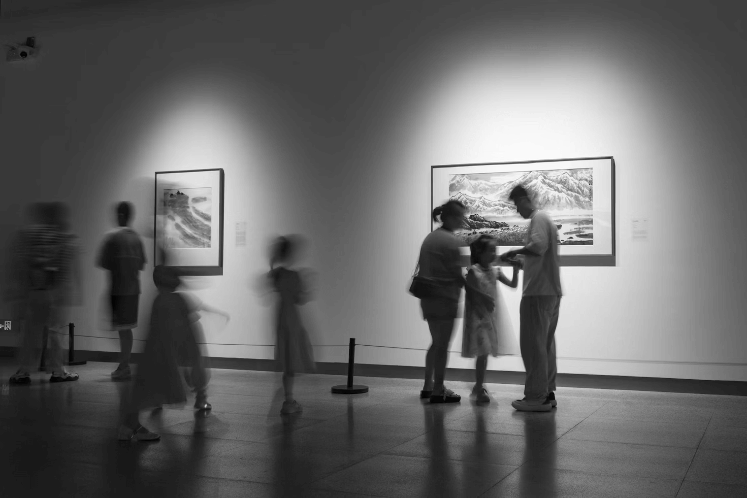 사람들이 활동에 참여하는 모습이나 전시 관람