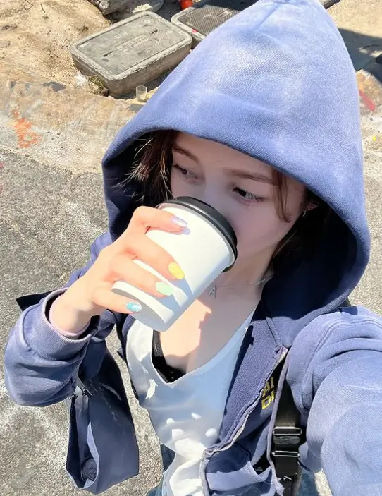 박지현이-커피를-마시는-모습