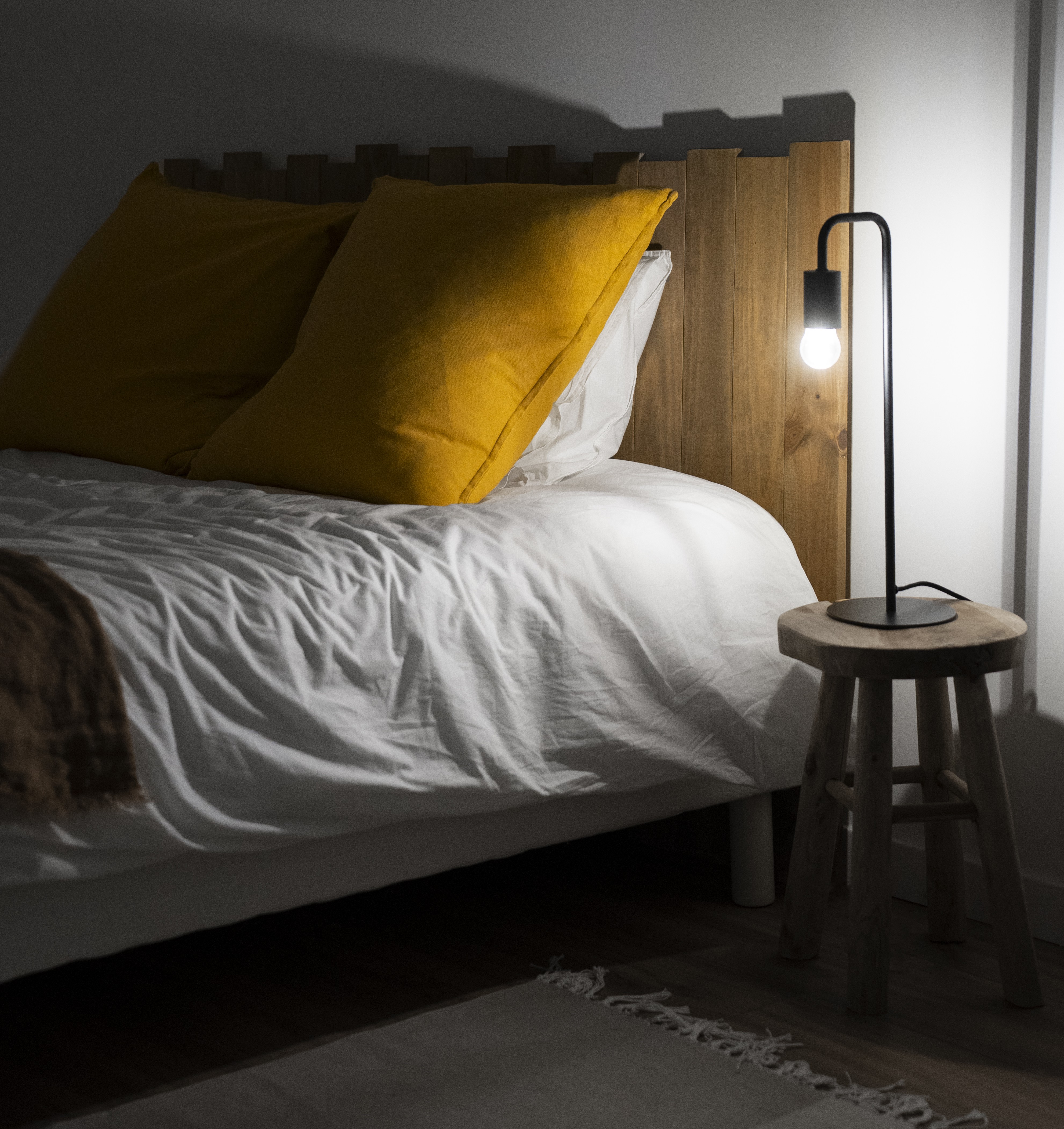 은은한 조명이 켜진 침실