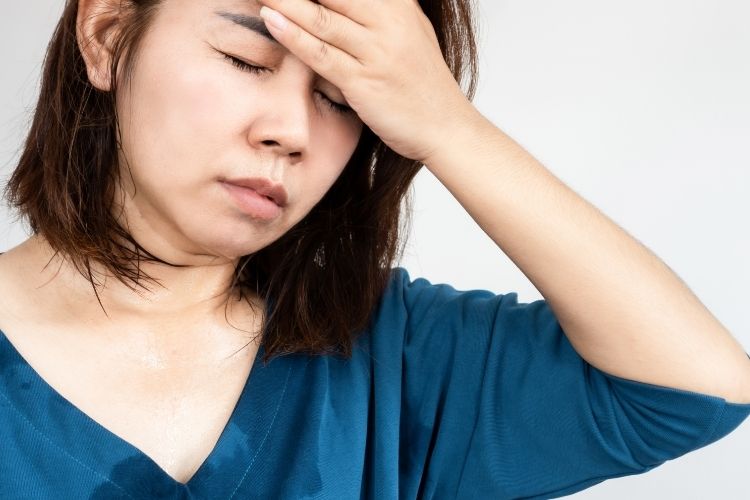 더위 먹은 여성이 어지러워 하는 모습