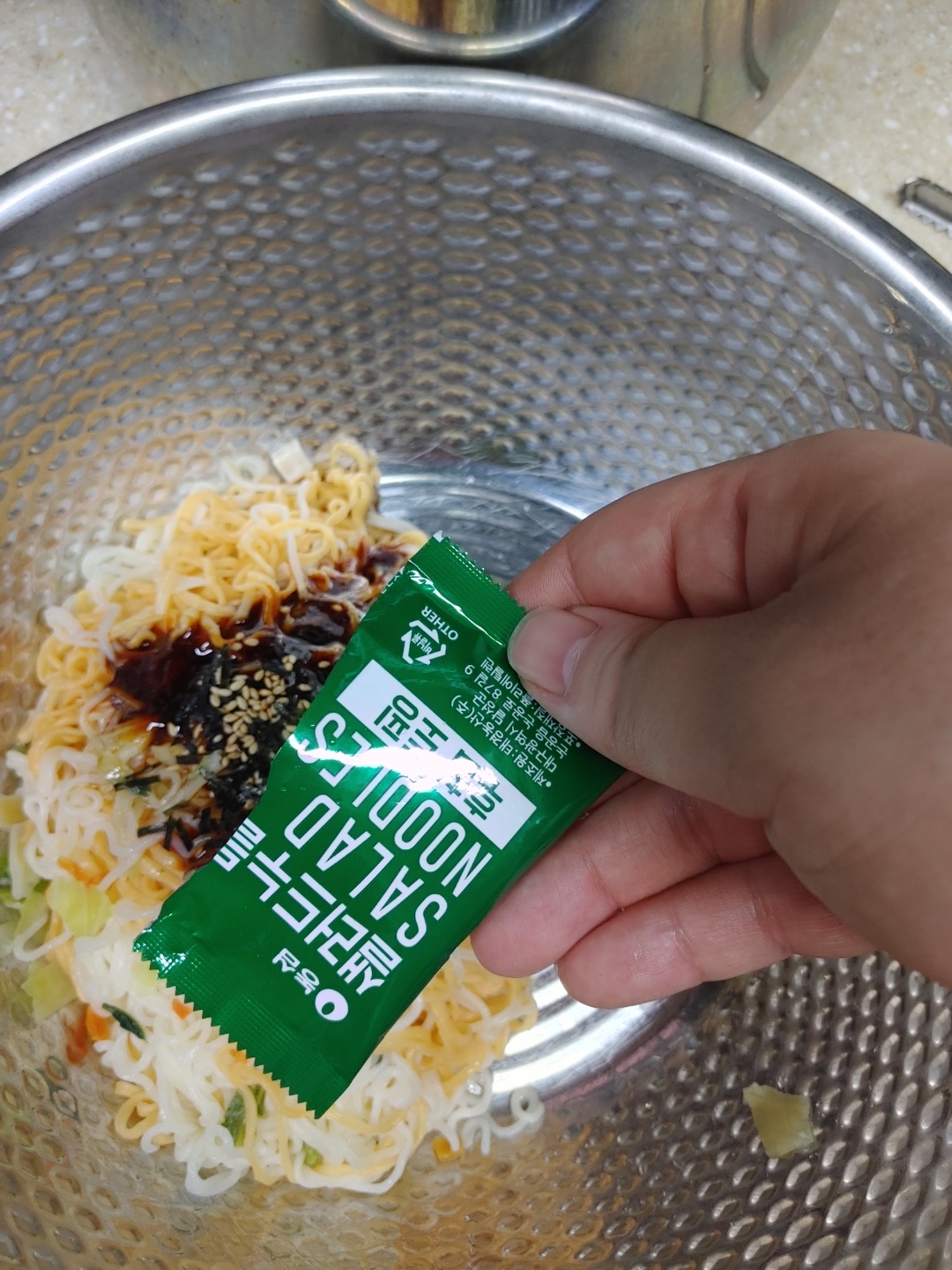 샐러드 누들 후첨 스프 투하