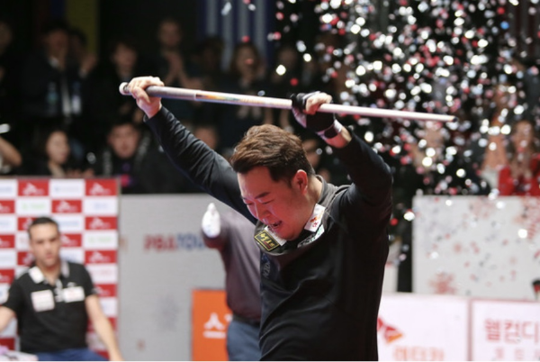 PBA투어 첫번째 우승을 하고 기뻐하는 강동궁 선수