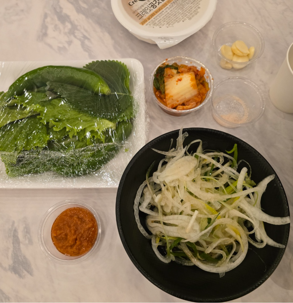 삼겹살에 제공되는 쌈채소와 파채&amp;#44;쌈장&amp;#44;김치&amp;#44;