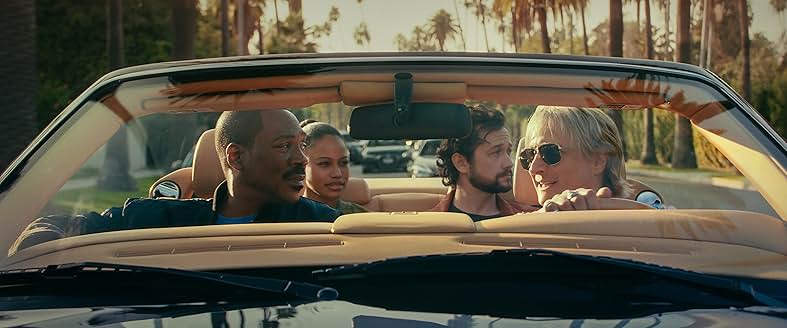 넷플릭스 영화 Beverly Hills Cop: Axel F&amp;#44; 에디 머피와 조셉 고든 레빗&amp;#44; 테일러 페이지가 컨버터블 차량에 함께 탄 모습