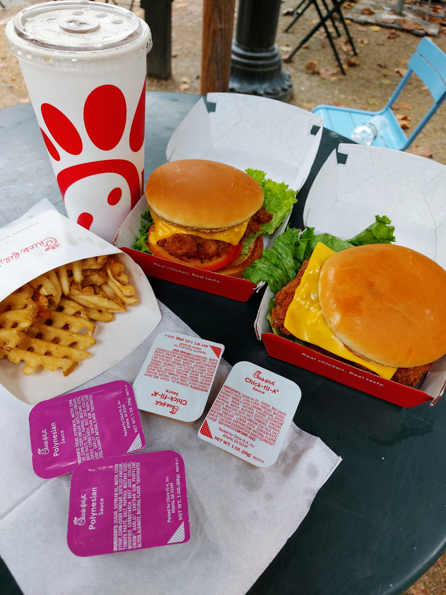뉴욕 맛집 chick-fil-a 버거와 감자튀김, 소스, 콜라