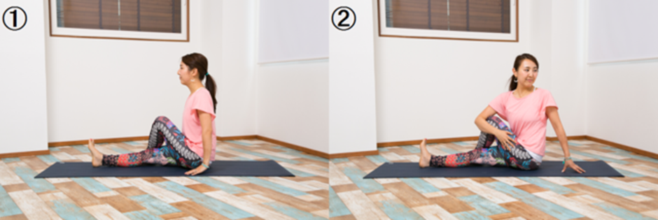 여성이 앉아서 몸을 비트는 이미지