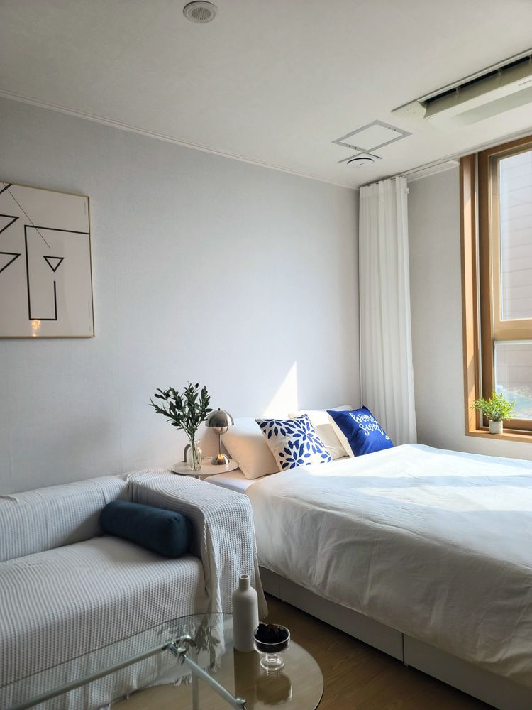 아침 햇살 가득 침대