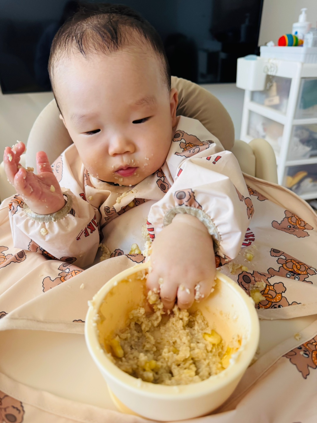 오트밀 이유식을 손으로 만지며 탐색하는 6개월 아기 찬솔이의 모습