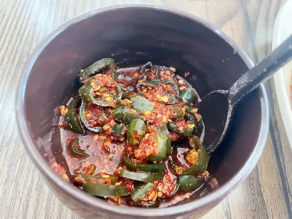 매운 청양고추의 양념장 모습