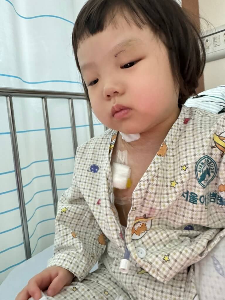 가슴에 포트 수술한 아이 사진