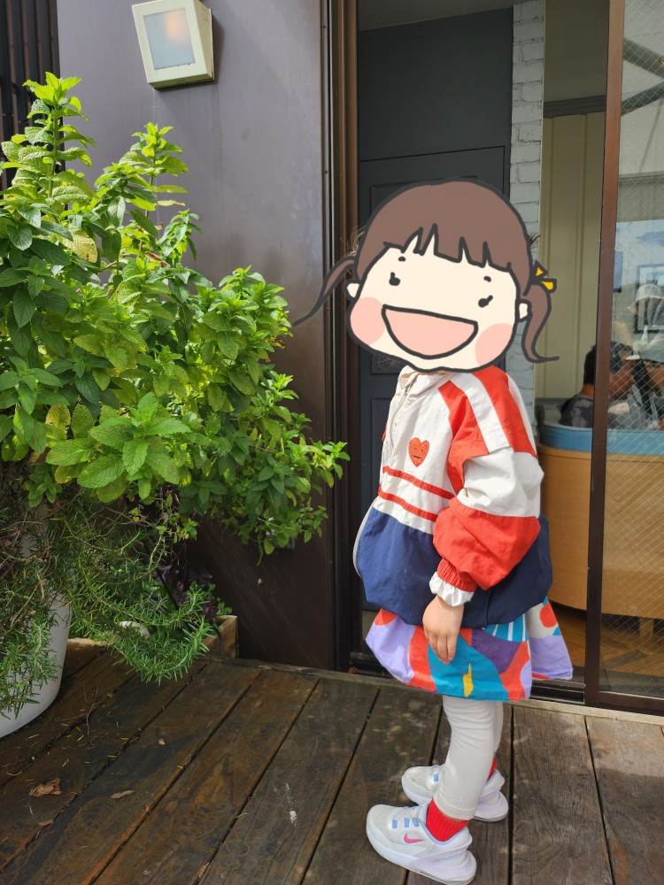 카페 테라스의 아이