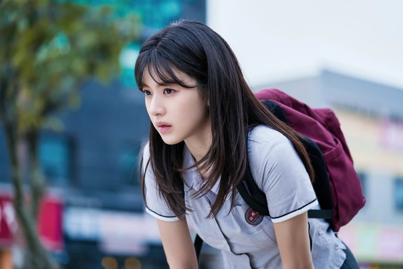 실외에서 긴 갈색머리에 교복을 입고 빨강 책가방을 메고 숨차하고 있는 드라마 무빙의 고윤정 배우