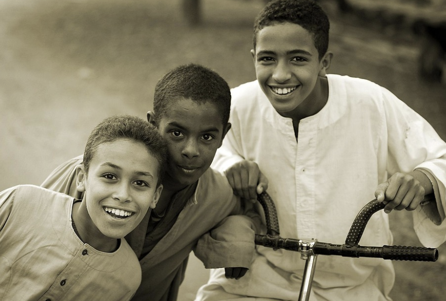 결혼 후 형제들이 즐겁게 지내는 이미지