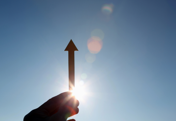 햇빛에 올라가는 화살표 하나.