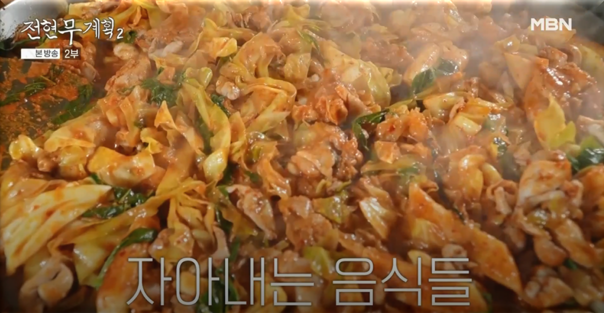 닭갈비가-철판에-한-가득-구워지는-모습