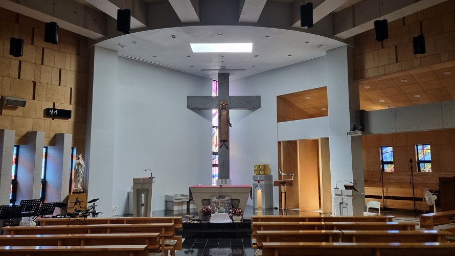 제주 표선성당 제대, 제단, 십자가, 감실 사진