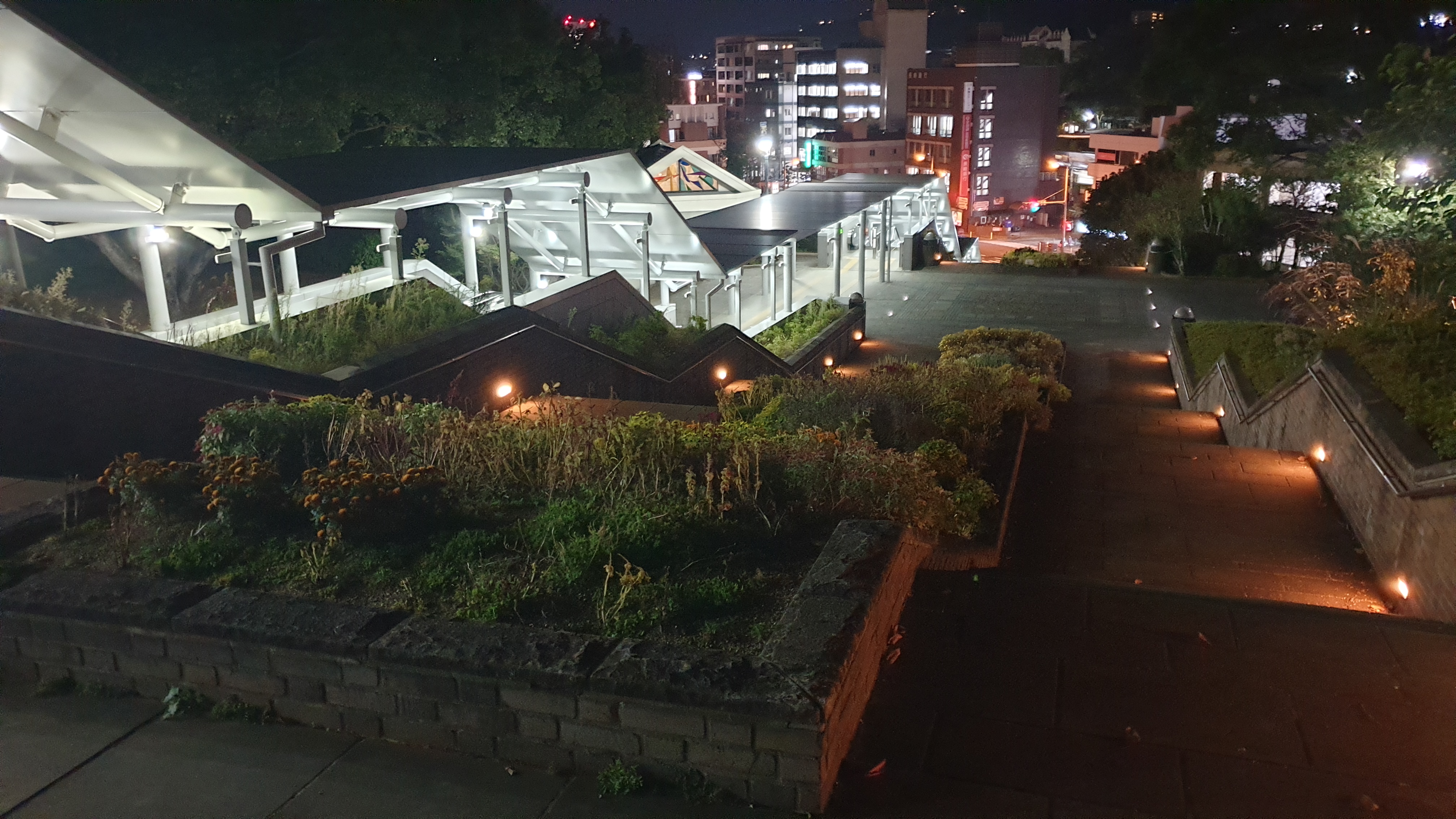 평화공원 윗쪽에서 아래를 바라본 모습