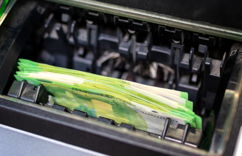 ATM기에서 돈뽑는사진