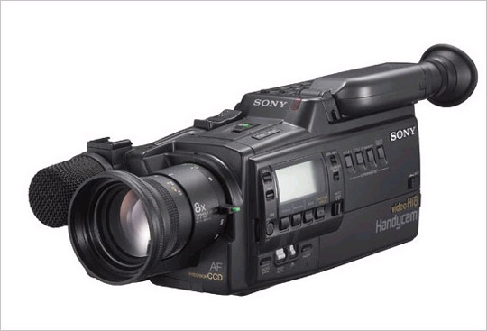 CCD-V900 최초의 Hi8 캠코더. 420만 화소 새로운 고화질의 선명한 CCD