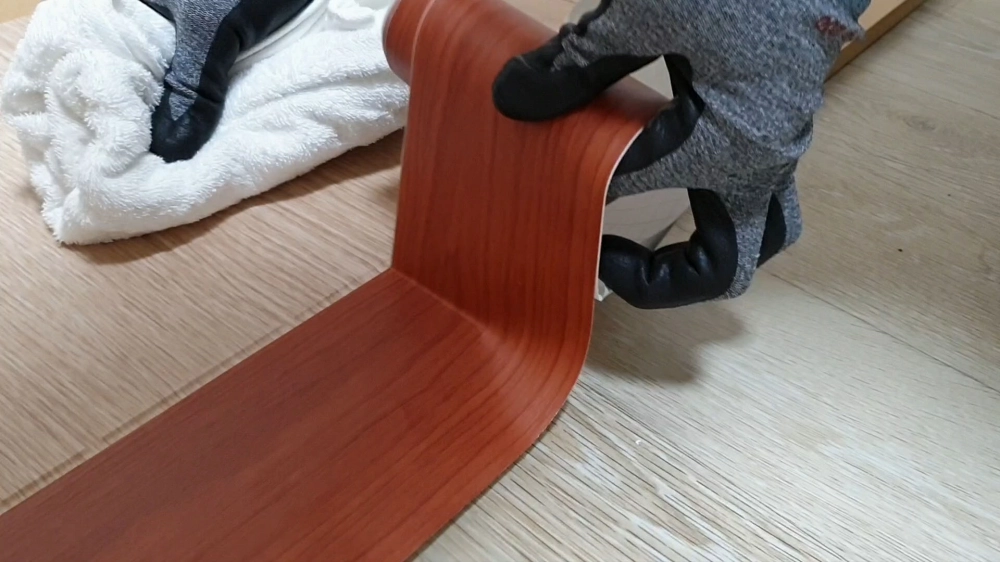 장롱 문짝 시트지 붙이는 모습