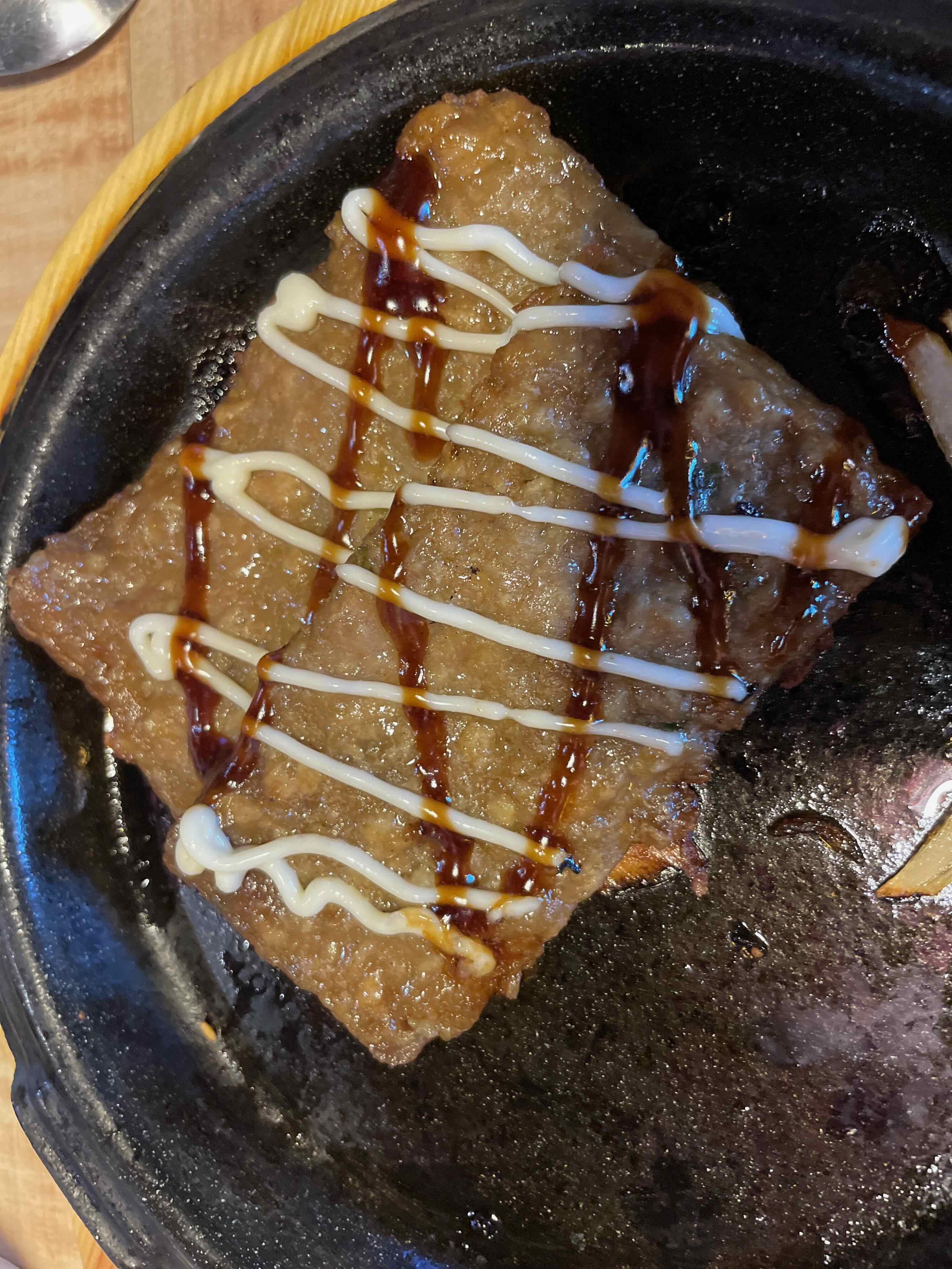 떡산적 스테이크 소스가 올라가 있는 모습