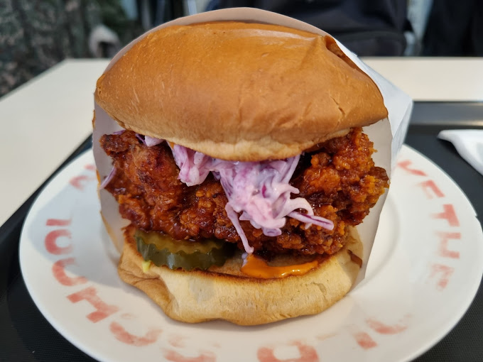 이태원 치킨버거 '롸카두들 내쉬빌 핫치킨'