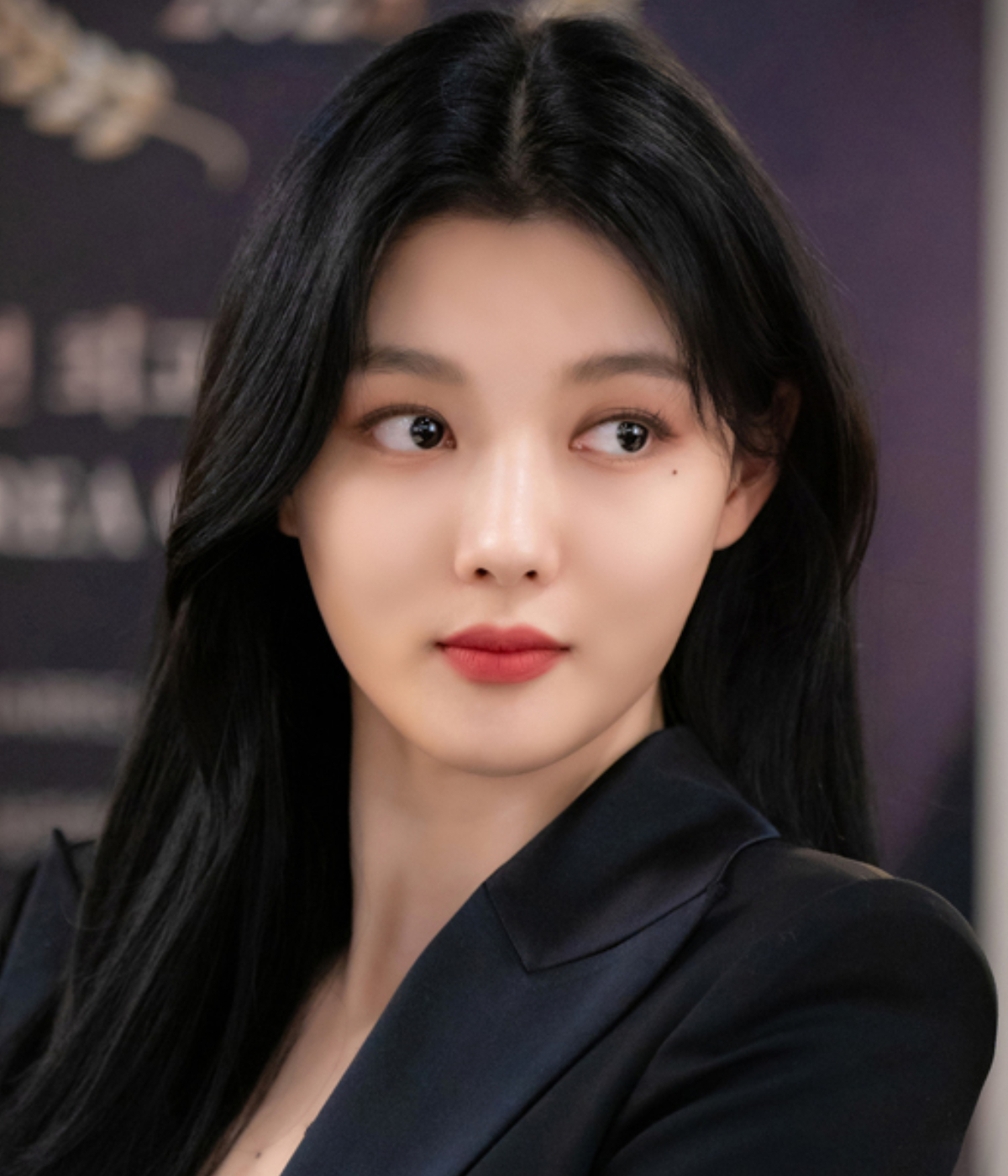 정장을 입고 있는 김유정