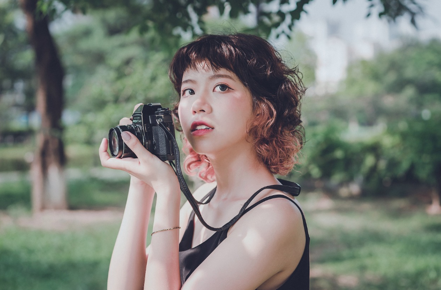 여름 여행하는 여자사진