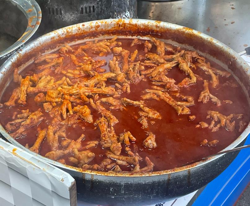 큰 솥에 담겨진 6시내고향 부평종합시장 국물닭발