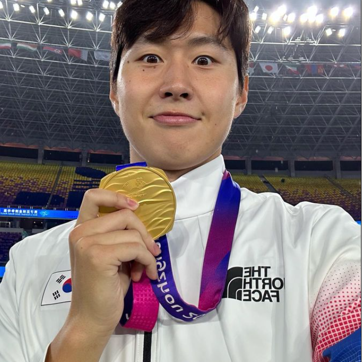 금메달을 목에걸고 미소짓는 이강인