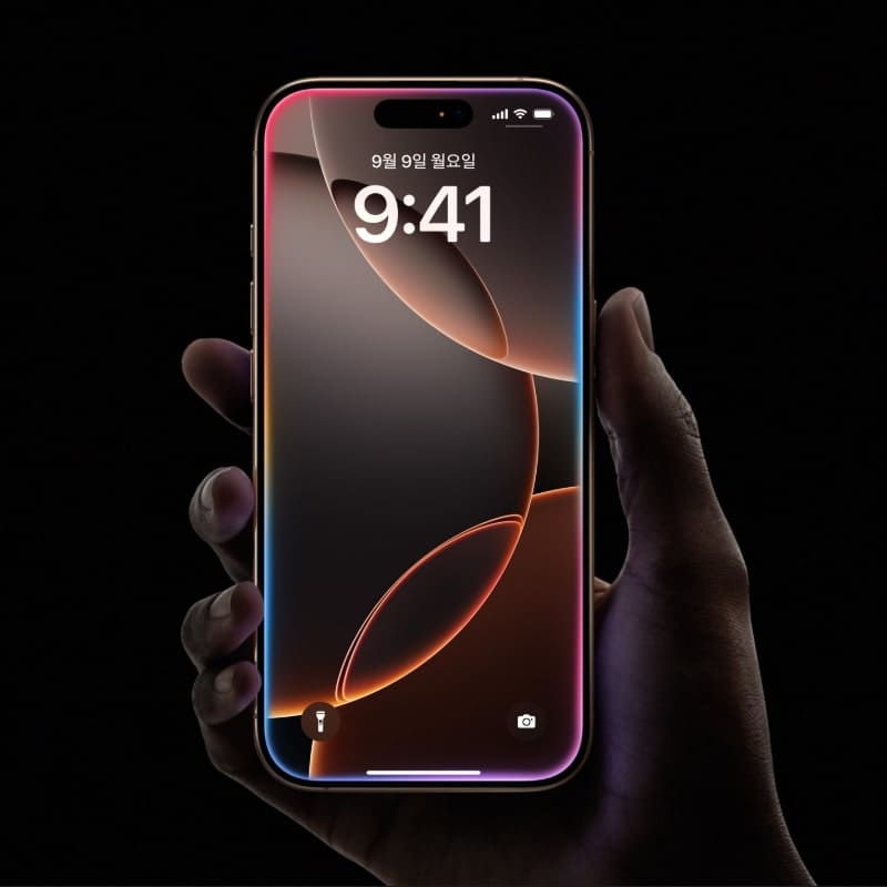 아이폰 16 프로를 손에 쥔 광고 이미지