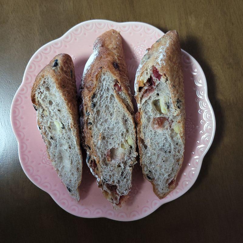 올리브 치즈 롱파뉴 단면 사진