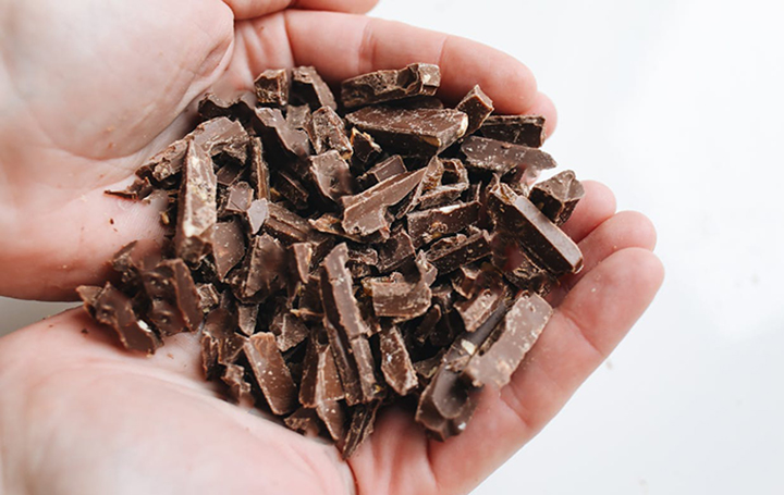 잘게-부셔놓은-다크초콜릿